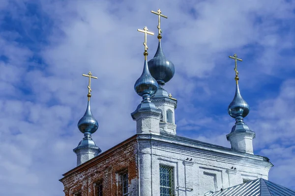 Tetto e cupole di un tempio ortodosso durante restauro — Foto Stock