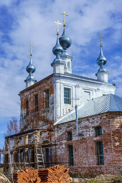 Tak och kupoler i en ortodox kyrka under restaurering — Stockfoto