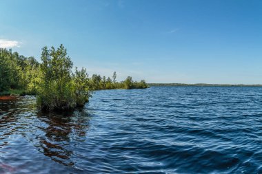 Kırmızımsı bir ton suyu ile pitoresk bir göl 