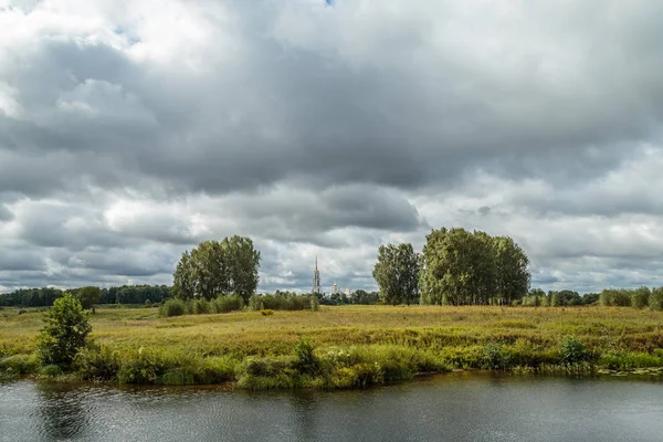 Вид на колокольню в российском городе Шуя со стороны реки — стоковое фото
