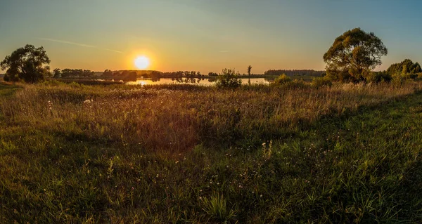 El sol se pone sobre el lago — Foto de Stock