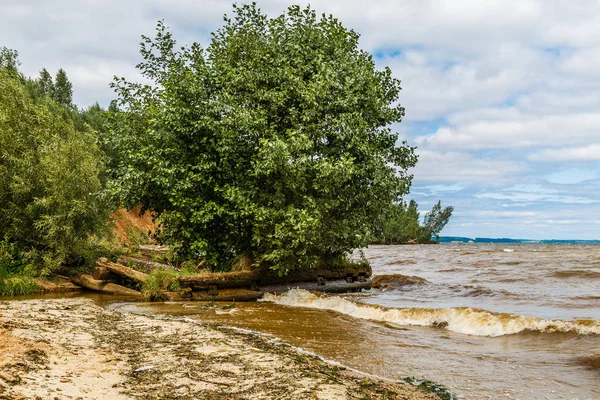 Ufer der Wolga bei windigem Wetter — Stockfoto