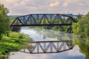 Trenlerin hareketi için çelik yapıların köprüsü