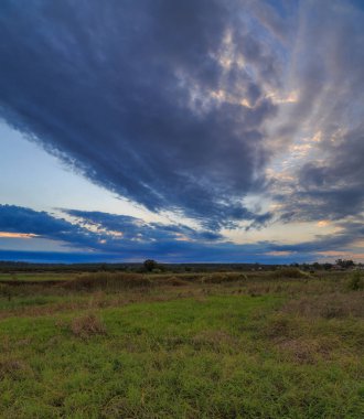 Renkli bulutlar ile gün batımında alan ve gökyüzünde 