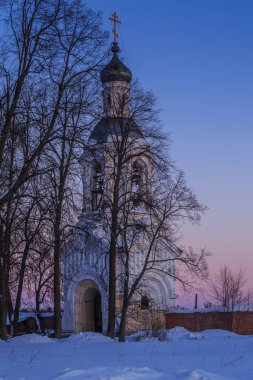 Kış akşamı bir Rus köyünde Ortodoks kilisesi 