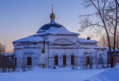 Kış akşamı Rus köyünde Düşük Ortodoks Kilisesi