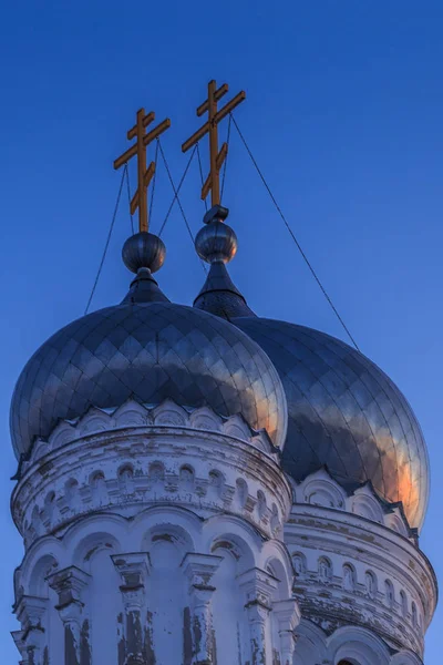 Cupole e croci di una chiesa ortodossa nell'entroterra russo di sera — Foto Stock