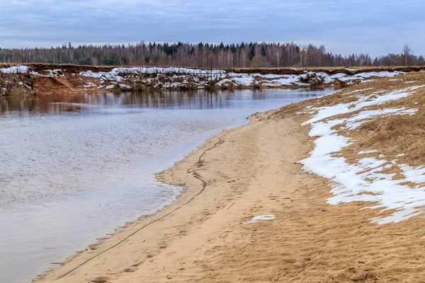 Піщаний пляж на маленькій річці в кінці осені — стокове фото