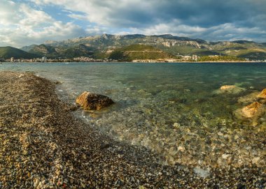 Budva Riviera Panoraması, ön plandaki taşlar