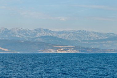 Ufukta deniz kıyısı ve dağlar, Adriyatik Denizi