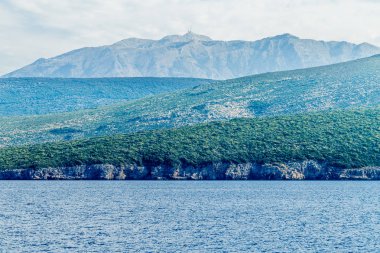 Ufukta deniz kıyısı ve dağlar, Adriyatik Denizi kıyıları