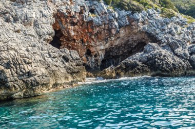 Kayalık sahil, ovmak kireçtaşı kayalarda