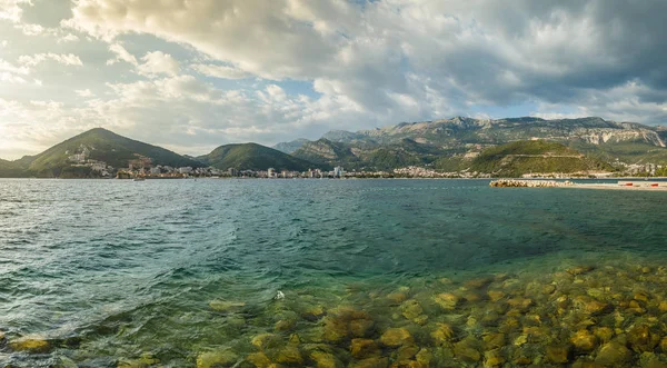 Vista da cidade de Budva em Montenegro a partir do mar em um dia ensolarado — Fotografia de Stock