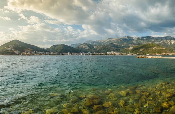 Vista de la ciudad de Budva en Montenegro, día nublado de verano — Foto de Stock