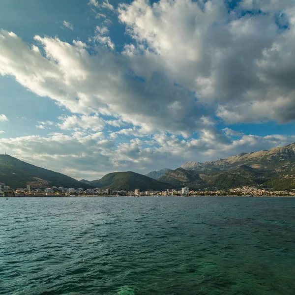 Vista da cidade de Budva em Montenegro a partir do mar — Fotografia de Stock