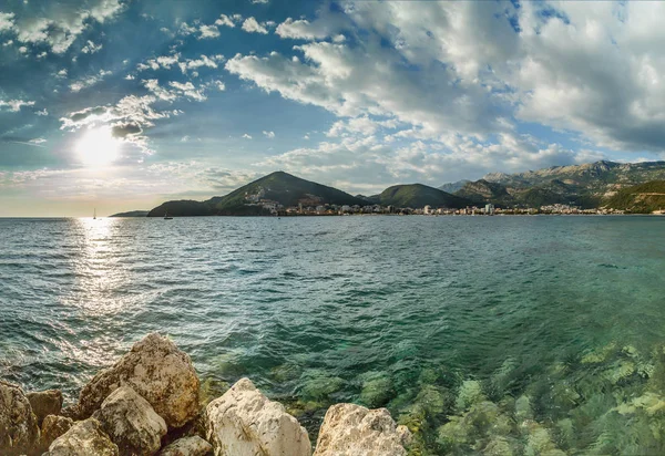 Blick auf die Stadt Budva in Montenegro an einem sonnigen Abend — Stockfoto