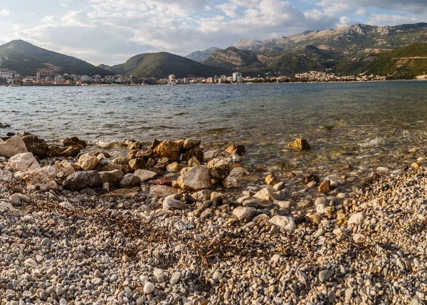 Vista desde la playa desierta en la ciudad de Budva en Montenegro, tarde de verano —  Fotos de Stock