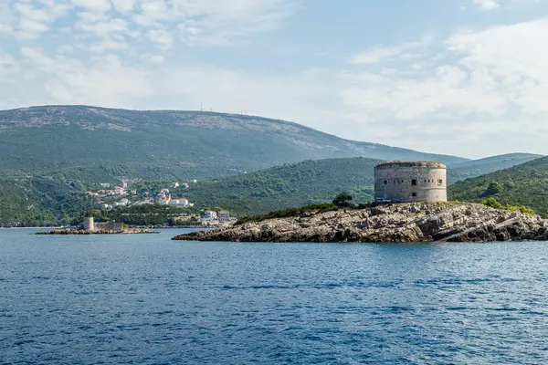 Antigua fortaleza en la Bahía de Kotor en Montenegro — Foto de Stock