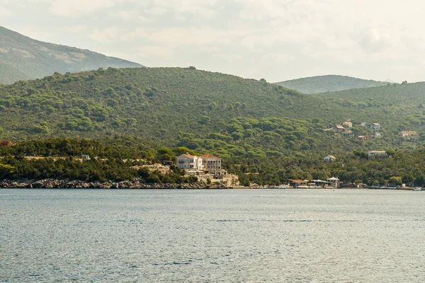 Vista desde el mar en la costa montenegrina — Foto de Stock