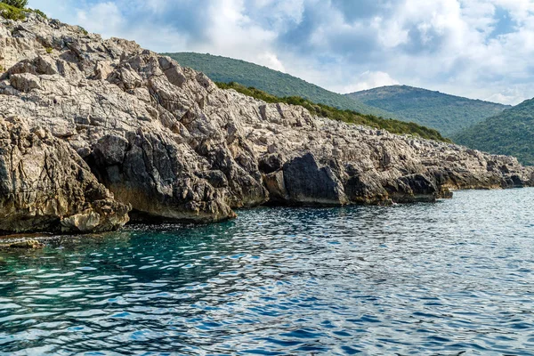 Скалистые берега, известняковые скалы, покрытые зеленой растительностью в солнечный день — стоковое фото