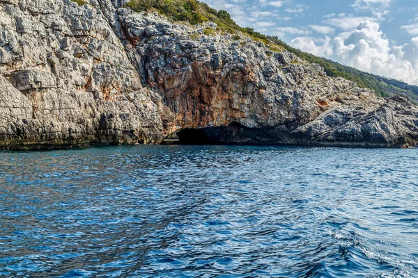 The rocky coast of the Adriatic Sea is green on a sunny summer day — Stock Photo, Image