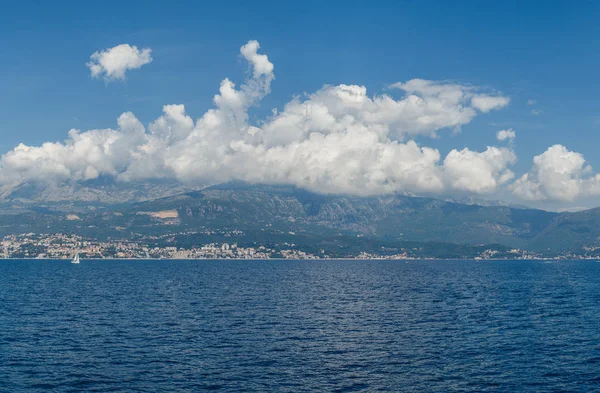 Побережье Адриатического моря в Боко-Которском заливе в Черногории — стоковое фото