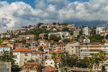 Karadağ'ın pitoresk şehri Herceg Novi yeşil bir tepeüzerinde
