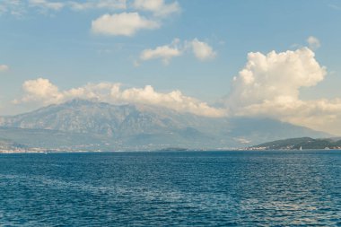 Seascape, Karadağ kıyısında yüksek dağlar