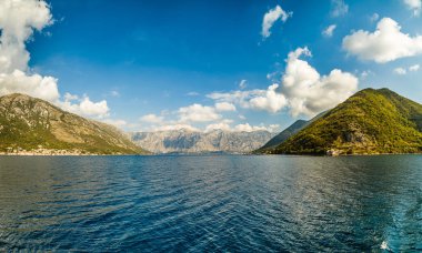 Deniz manzarası, Karadağ kıyılarında pitoresk yeşil tepeler
