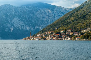 Sahilde yeşilliklerle büyümüş bir yamaçtaki şehir
