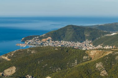 Karadağ'da Dağlardan Budva şehrine manzara 