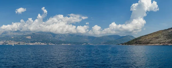 Costa del mar Adriático en la bahía de Boko-Kotor, cielo azul con nubes — Foto de Stock