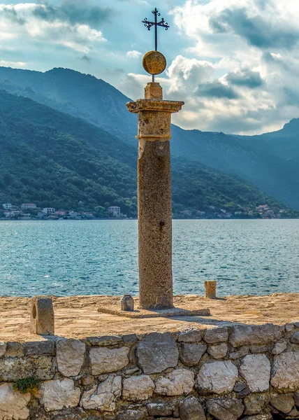Tanrı'nın Annesi adasında bir haç ile Anıt işareti 