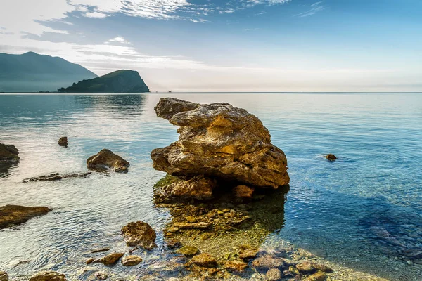 Море, чистая морская вода и камни ранним утром в Черногории — стоковое фото