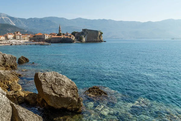 Vista de la ciudad de Budva en Montenegro por la mañana desde la orilla — Foto de Stock