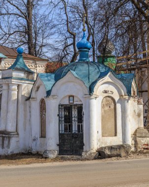 Bakımsız Ortodoks kilisesinin girişinde bir şapel