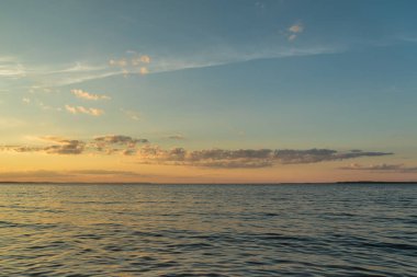 Volga Nehri'nde yaz gün batımı, gökyüzü renkli aydınlatılmış