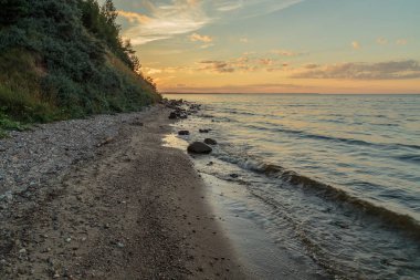 Volga'da gün batımı, gökyüzü ve su renkli bir şekilde aydınlatılır