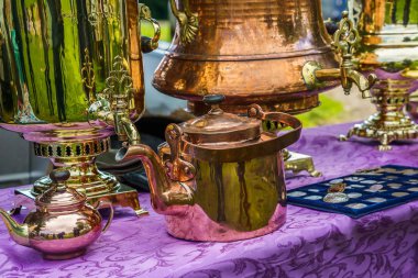 bakır samovars, su ısıtıcısı ve bir sokak satışı diğer eski yemekleri 