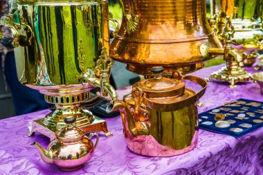 bakır samovars, su ısıtıcısı ve bir sokak satışı diğer eski yemekleri 