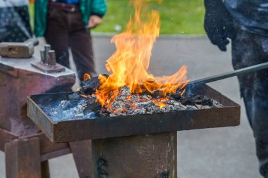 Smith kavurma aracını ısıtır 