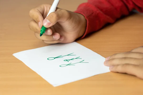 Teenager draws a marker on a white sheet — Stock Photo, Image