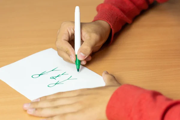 Teenager draws a marker on a white sheet — Stock Photo, Image