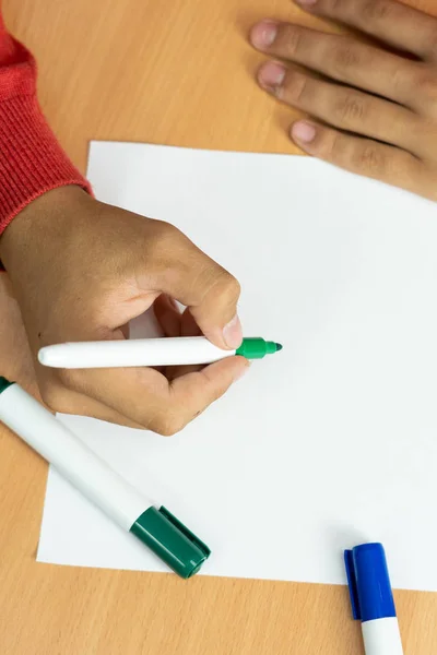 Adolescente con un rotulador en los dedos preparado para el estudio —  Fotos de Stock