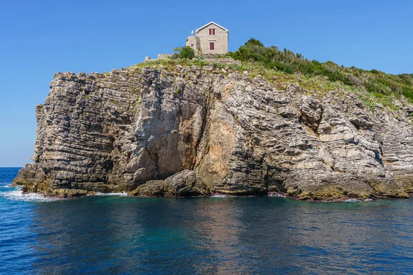 Littoral, rochers lavés par l'eau et la végétation sur eux — Photo