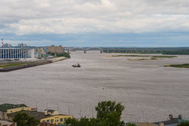 Nizhny Novgorod 'daki Volga' nın yüksek kıyısından manzara