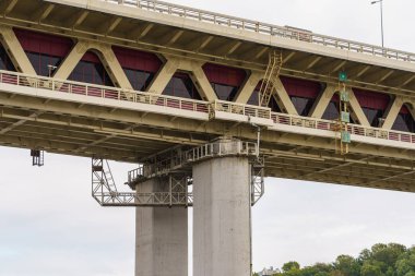 metro ve arabalar için destek ve köprü açıklığı alt kat ve üst kat