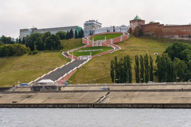 Nizhny Novgorod 'daki nehir manzarası ve Chkalov merdivenleri. 