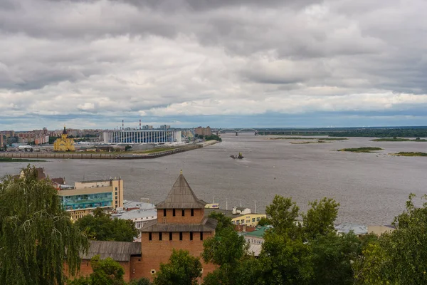 Blick vom hohen Wolga-Ufer auf historische Gebäude in Nischni Nowgorod — Stockfoto