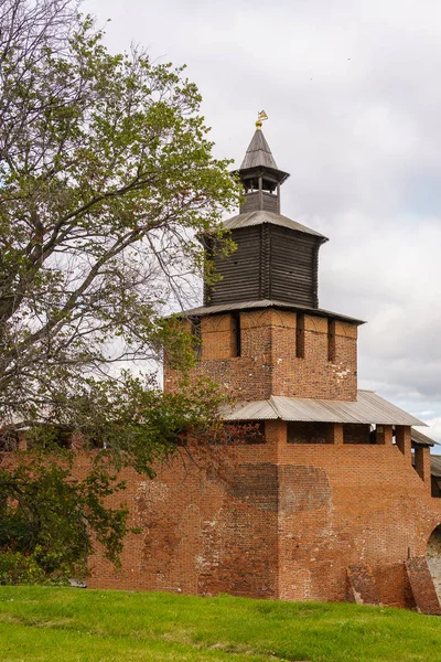 역사적 인 건물, 탑 이 있는 붉은 벽돌 요새 벽 — 스톡 사진